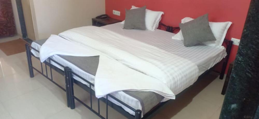 Hotel Rajendra Chinchani Buitenkant foto